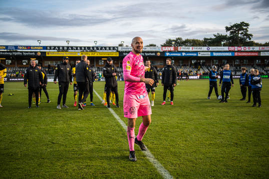 Mjällbys målvakt Carl-Johan Eriksson jublar