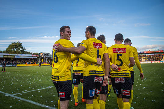 Mjällbys Jacob Bergström  jublar med lagkamraterna