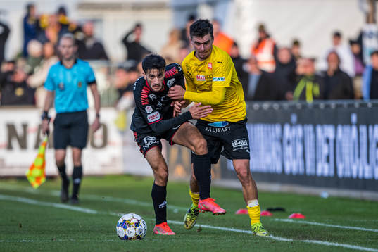Mjällbys Jesper Gustavsson  och Kalmars Noah Shamoun