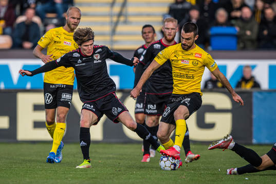Mjällbys Carlos Moros Gracia  och Kalmars Oliver Berg