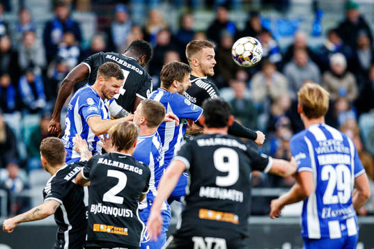 Örebros Nasiru Moro i en luftduell med IFK Göteborgs