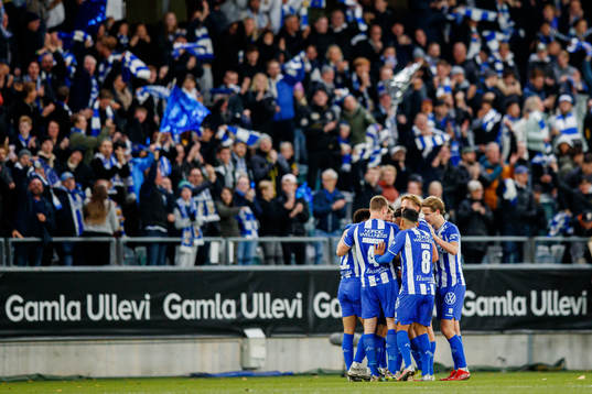 IFK Göteborgs spelare jublar med Oscar Wendt