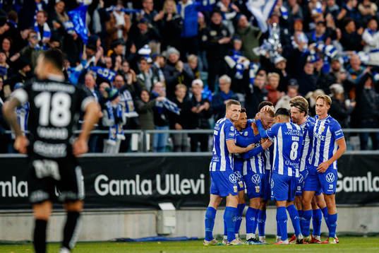 IFK Göteborgs spelare jublar med Oscar Wendt