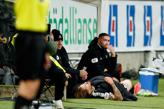 Örebros Daniel Björnkvist har ont