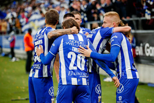IFK Göteborgs spelare jublar med Oscar Wendt