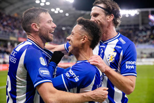 IFK Göteborgs Marcus Berg jublar ihop med Tobias Sana och