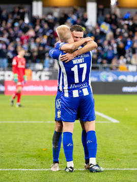 IFK Göteborgs Oscar Wendt jublar ihop med Marcus Berg