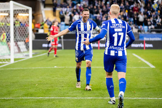 IFK Göteborgs Oscar Wendt jublar ihop med Marcus Berg
