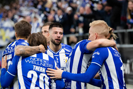 IFK Göteborgs Oscar Wendt  jublar ihop med lagkamrater