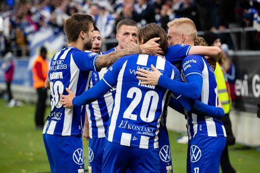 IFK Göteborgs Oscar Wendt  jublar ihop med lagkamrater