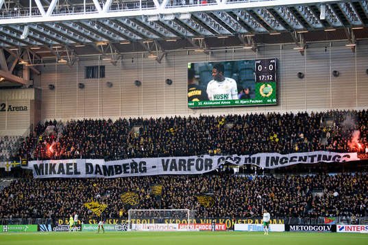 s supportrar med en banderoll