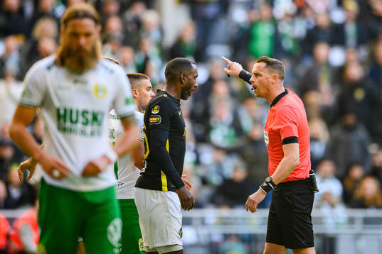 s Henok Goitom i samtal med domare Andreas Ekberg