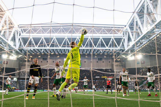 Hammarbys målvakt David Ousted med en räddning