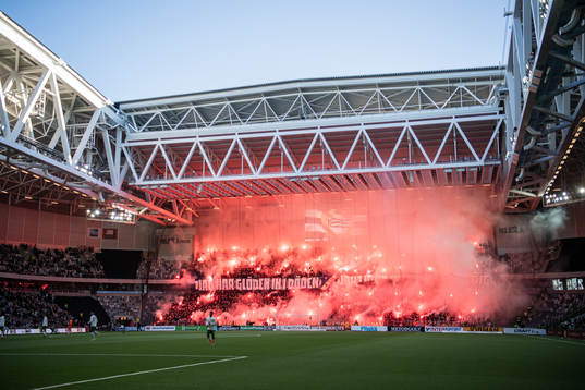s supportrar med pyroteknik