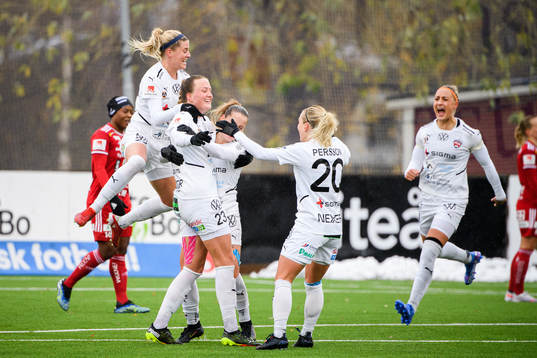 Rosengårds Olivia Schough och Stefanie Sanders jublar