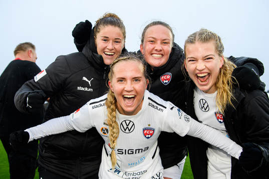 Rosengårds Ria Noora Minerva Öling jublar med lagkamrater