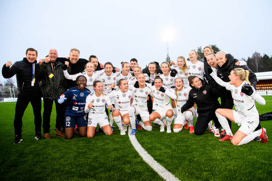 Rosengårds  spelare och ledare jublar