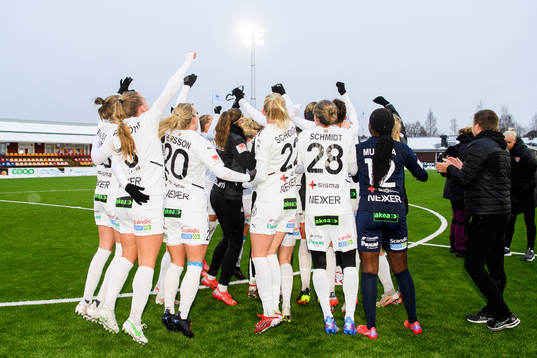 Rosengårds  spelare och ledare jublar