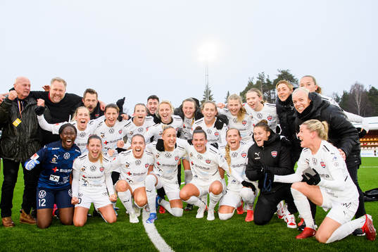 Rosengårds  spelare och ledare jublar