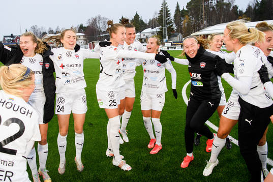 Rosengårds spelare jublar