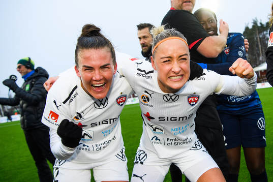Rosengårds Katrine Veje och Sanne Troelsgaard jublar