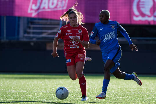 Örebros Carly Wickenheiser och Eskilstunas Ngozi Sonia