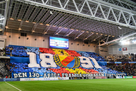 Djurgårdens supportrar med tifo