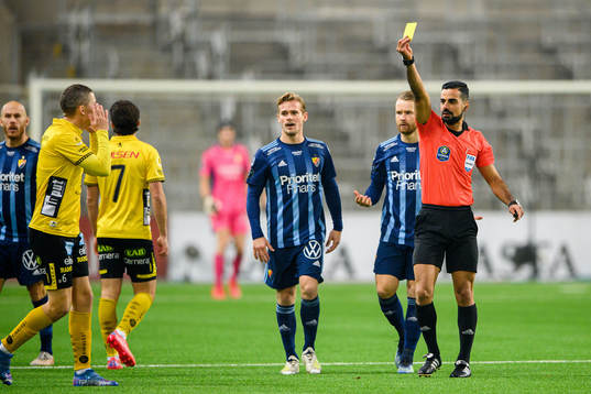 Elfsborgs Simon Strand, ej i bild, får en varning av