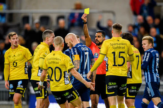 Djurgårdens Magnus Eriksson får en varning av domare