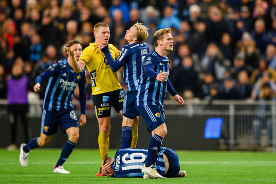 Elfsborgs Per Frick i en situation med Djurgårdens Elliot