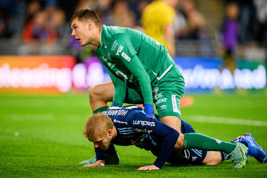 Djurgårdens Kalle Holmberg och Elfsborgs målvakt Hákon