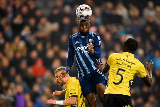Djurgårdens Emmanuel Banda och Elfsborgs Maudo Lamine