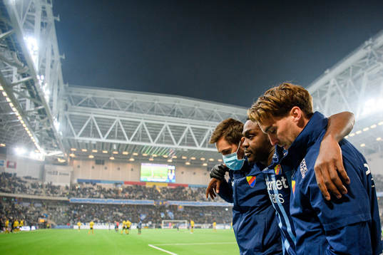 Djurgårdens Joel Asoro lämnar planen