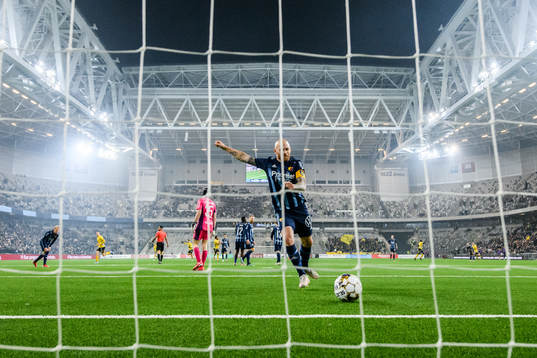 Djurgårdens Magnus Eriksson reagerar