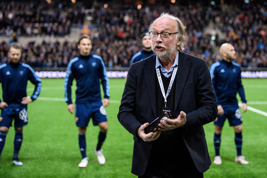 Ola Rydén från Svensk Elitfotboll med Hjalmar Ekdals pris