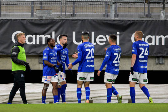Trelleborgs spelare jublar med Dzenis Kozica
