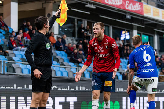 Örgrytes Elias Gustafson reagerar på en assisterande