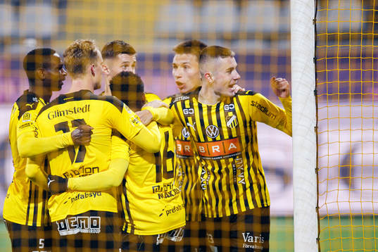 Häckens spelare jublar