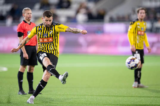 Häckens Joona Toivio skjuter 4-0 på frispark