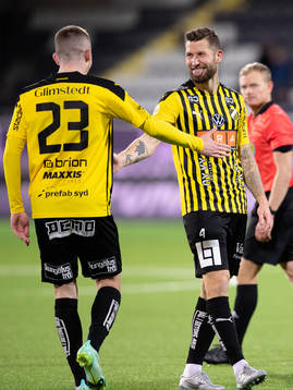 Häckens Joona Toivio jublar ihop med mötande Patrik