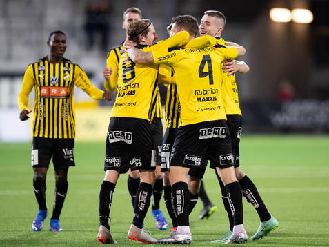 Häckens Joona Toivio jublar ihop med lagkamrater