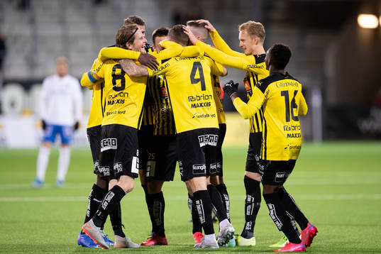 Häckens Joona Toivio jublar ihop med lagkamrater