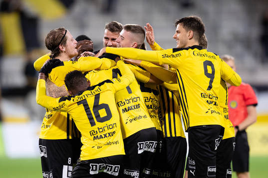 Häckens Joona Toivio jublar ihop med lagkamrater