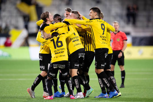 Häckens Joona Toivio jublar ihop med lagkamrater