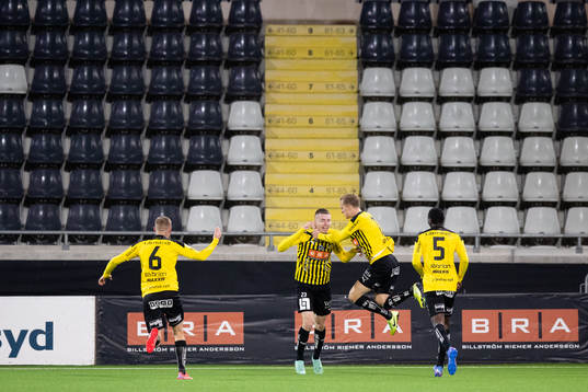 Häckens Patrik Wålemark jublar ihop med lagkamrater