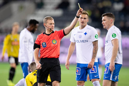 Domare Fredrik Klitte ger IFK Norrköpings Ari Skúlason