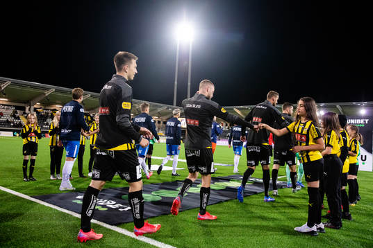 Lagen på väg in för line up innan fotbollsmatchen i