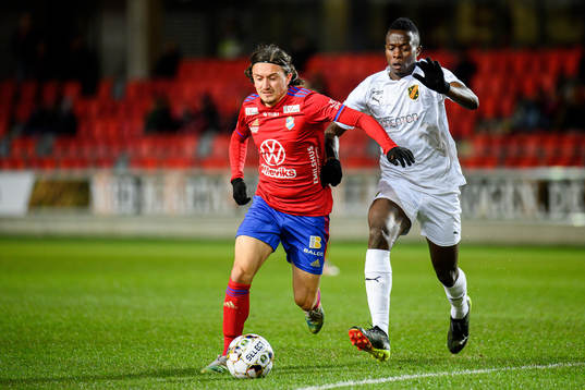 Östers Mattias Pavic och Vasalunds Anthony Wambani