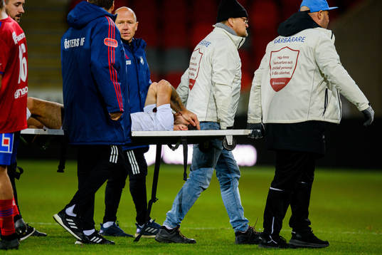 Vasalunds Elias Durmaz lämnar planen på bår