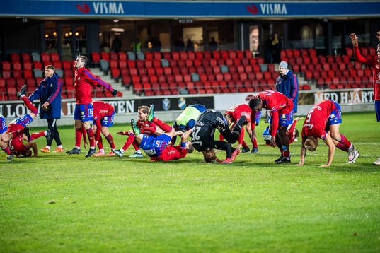 Östers spelare jublar och gör kullerbyttor